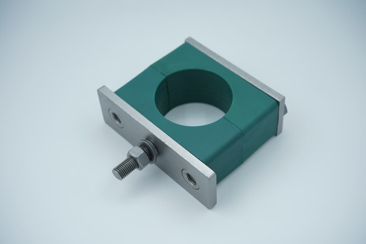 Vista angular de abrazadera pesada termoplástica con soporte
