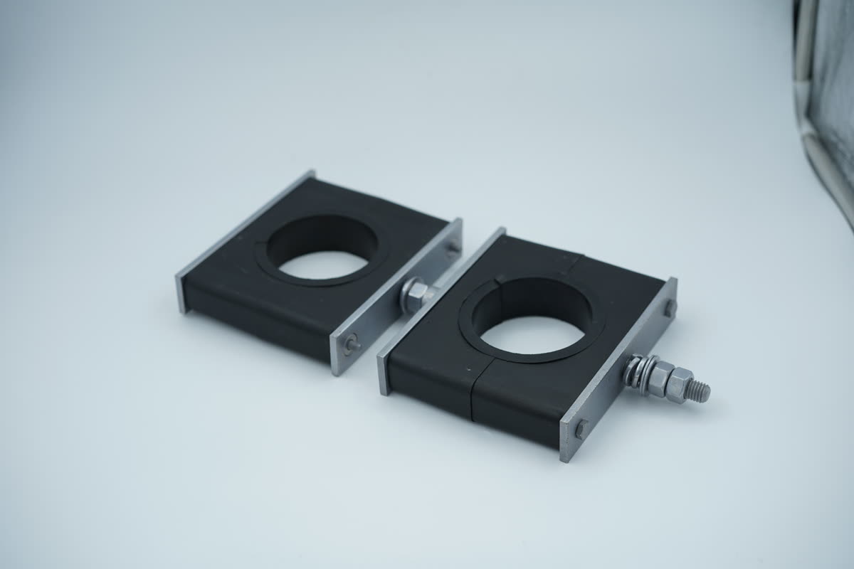 Vista angular de abrazadera orientable con cavidad del inserto