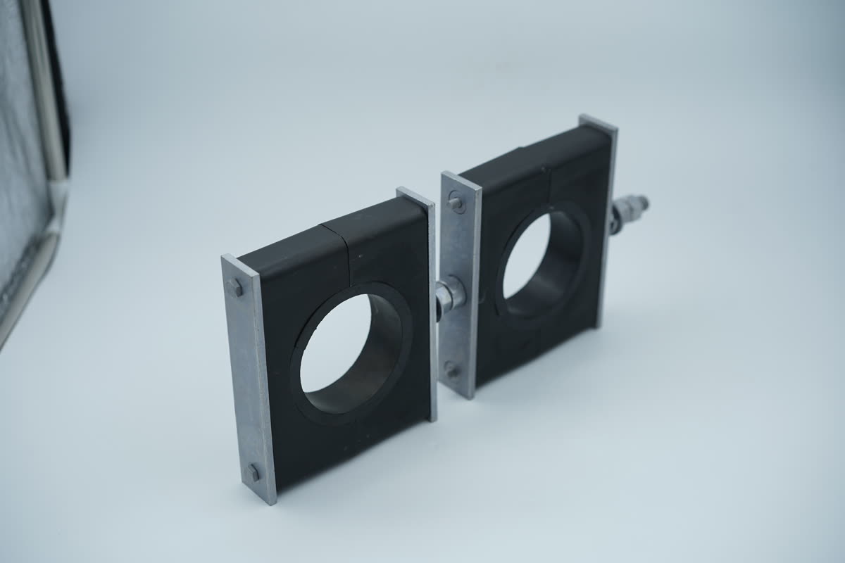 Vista frontal de abrazadera orientable con soporte metálico
